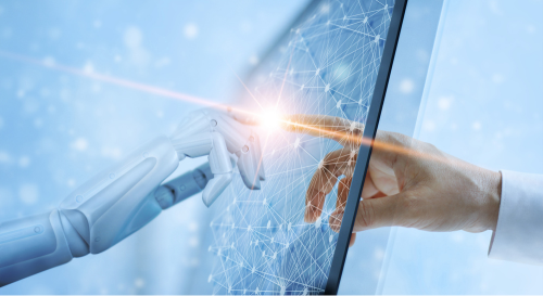 Roboterhand und menschliche Hand berühren gemeinsam einen Bildschirm mit einem Netzwerk aus Linien und Punkten