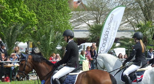 Pferde und Reiterinnen auf dem Reitturnier 2017