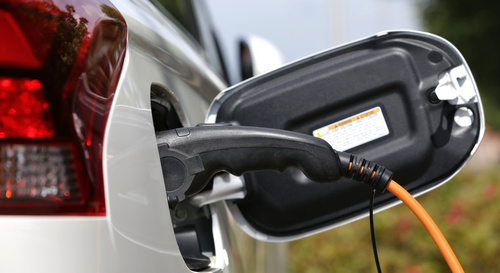 Elektro-Auto an einer Ladesäule